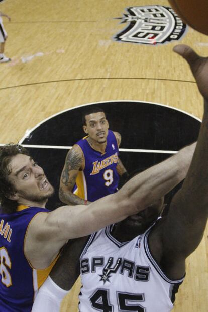 Pau Gasol, en un momento del partido frente a San Antonio Spurs.