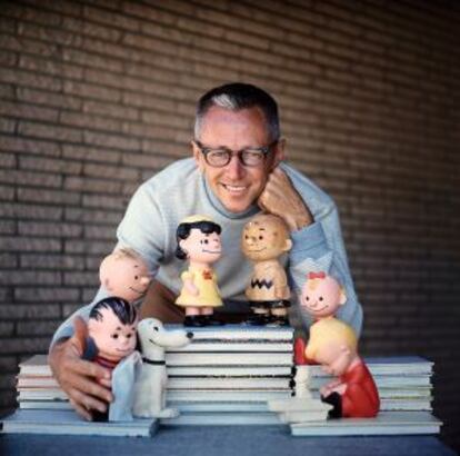 Charles M. Schulz posa junto a sus personajes en un retrato tomado en 1962.