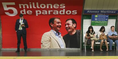 Cartel censurado por la Junta Electoral Central, colocado en la estación de Alonso Martínez.