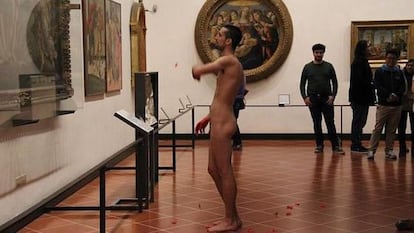 El joven espa&ntilde;ol desnudo, ante &#039;El nacimiento de Venus&#039; de Botticelli. 