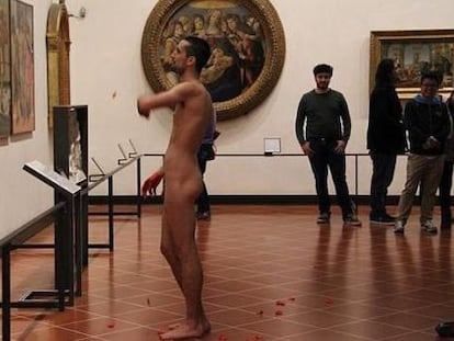 El joven espa&ntilde;ol desnudo, ante &#039;El nacimiento de Venus&#039; de Botticelli. 