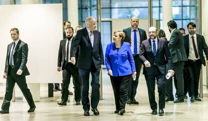 Los líderes alemanes dirigiéndose a la rueda de prensa tras una noche de negociaciones, en Berlín