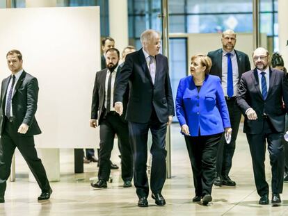 Los líderes alemanes dirigiéndose a la rueda de prensa tras una noche de negociaciones, en Berlín