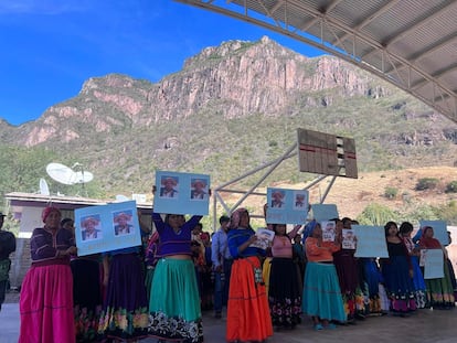 Un grupo de mujeres sostienen cartulinas con la imagen de Maurilio Ramírez Aguilar, durante una manifestación el 17 de diciembre, en una imagen compartida en redes sociales.