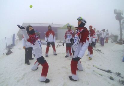 La espesura de la niebla había obligó a retrasar algunas competiciones una jornada. En la imagen, el equipo de Canadá juega a la pelota durante un retraso en la ronda de clasificación de snowboard.