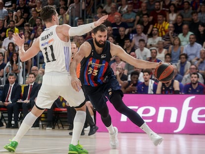 El ala-pívot del Barcelona Nikola Mirotic trata de superar a Mario Hezonja, del Real Madrid.