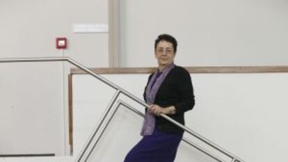 Charo Álvarez en la escalera de la Facultad de Filoloxía