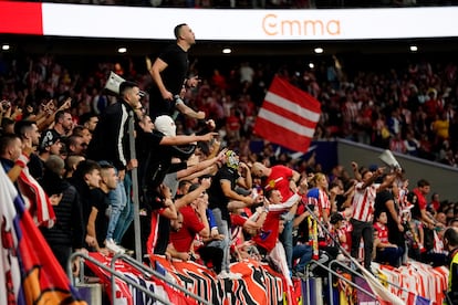 Algunos seguidores del Atlético de Madrid encapuchados en las gradas del estadio Cívitas Metropolitano, este domingo.