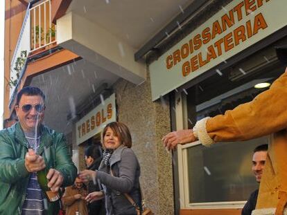 Celebraci&oacute;n del segundo premio de la loter&iacute;a en Gav&aacute; (Barcelona).