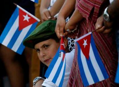 Un niño asoma entre la gente que asistió a la ceremonia del 54º aniversario del asalto al cuartel Moncada, celebrada ayer en Camagüey.