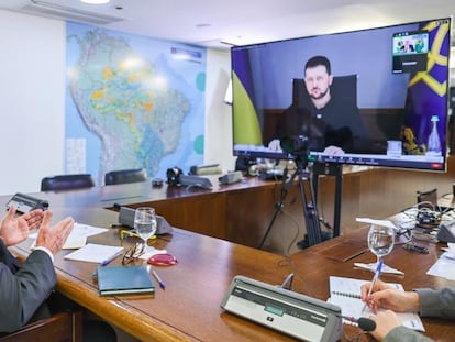 El presidente Lula en videoconferencia con el presidente ucranio, Volodimir Zelenski, este jueves.