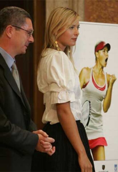 María Sharapova, con el alcalde, Alberto Ruiz Gallardón.