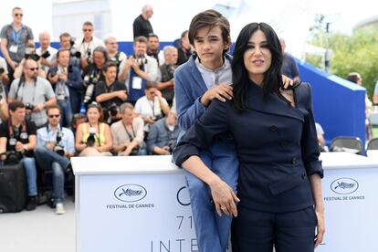 Zain Alrafeea (i) y la directora Nadine Labaki durante la presentación del film 'Capharnaum' en Cannes, el 18 de mayo de 2018.