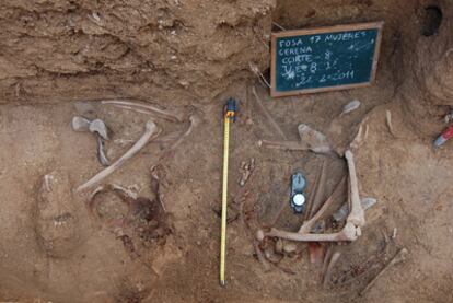 Restos hallados en el cementerio de Gerena y donde están previstos los trabajos de exhumación.