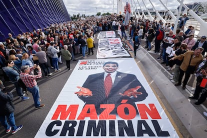 VALENCIA, 29/04/2025.- Asociaciones de víctimas de la dana y movimientos sociales celebran una concentración frente a una de las sedes del congreso del PP Europeo para "denunciar la negligencia política" del president de la Generalitat, Carlos Mazón, en la gestión de la dana y "la complicidad" del presidente del PP, Alberto Núñez Feijóo, y la presidenta de la Comisión Europea, Ursula von der Leyen, al "sostenerlo", este martes en Valencia.- EFE/ Biel Aliño
