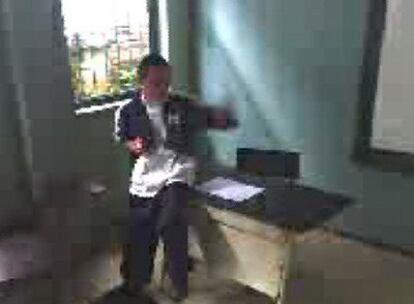 Niños que destrozan colegios o gastan bromas pesadas a un compañero, como el de la imagen, a quien le arrojan todo tipo de objetos en plena clase en ausencia del profesor.