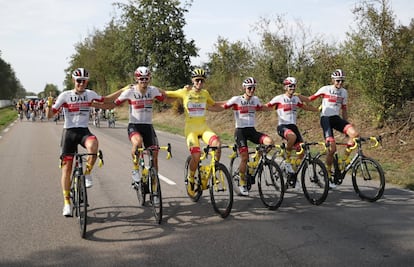 Los miembros del equipo UAE Team Emirates celebran la victoria de Tadej Pogacar, con el maillot amarillo de líder de la general, durante la última etapa del Tour.
