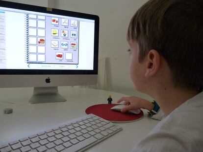 Un niño en el ordenador conectado a Internet haciendo actividades del colegio.