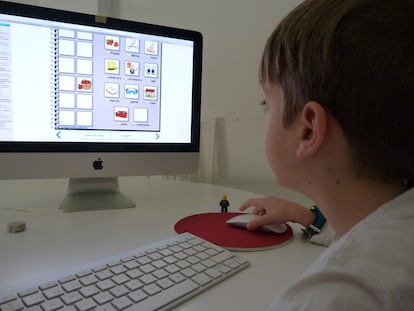 Un niño realiza actividades del colegio en el ordenador.