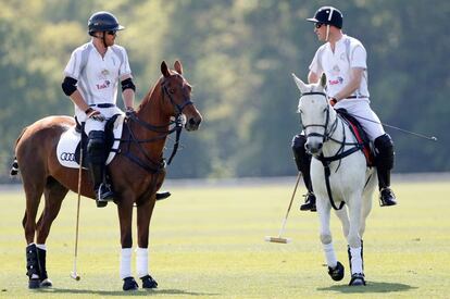 Enrique y, a la derecha, Guillermo de Inglaterra, durante el partido de polo benéfico celebrado el sábado en Ascot.