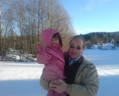 Jose J Gonzalez con una de sus nietas en Noruega.