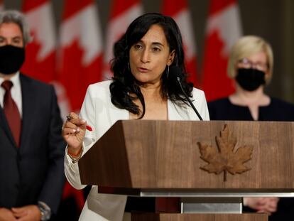 Anita Anand, nueva ministra de Defensa, durante una conferencia de prensa, en Ottawa, este martes.
