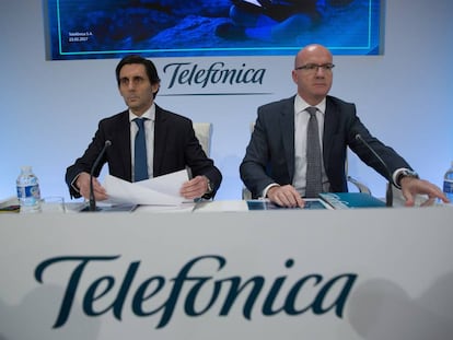 Jos&eacute; Mar&iacute;a &Aacute;lvarez-Pallete y Ang&eacute;l Vil&aacute; en el Distrito Telefonica