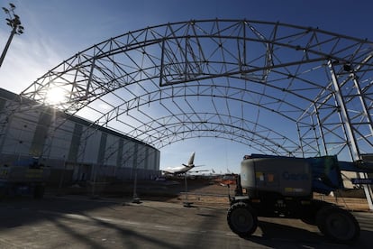 Los ingresos registrados permiten la expansión del Aeropuerto de Teruel. En la foto: las obras para la construcción de un nuevo hangar cuyo coste ha sido de unos 750.000 euros.