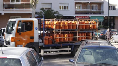 Cami&oacute;n de reparto de gas butano en un barrio madrile&ntilde;o.