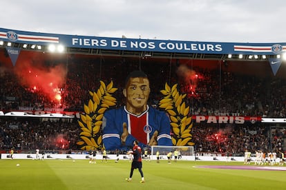 El tifo que dedicaron los ultras del PSG a Kylian Mbappé en su último partido como local en el Parque de los Príncipes. 

