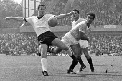 Franz Beckenbauer (izquierda), durante un partido del Mundial de Inglaterra, el 23 de julio de 1966.