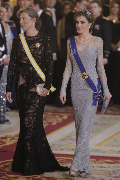 La reina Letizia junto a la primera dama colombiana Maria Clemencia Rodriguez en la cena de Gala en el Palacio Real.