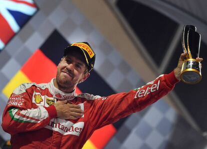 El piloto de la escuder&iacute;a Ferrari, el alem&aacute;n Sebastian Vettel celebra su tercer puesto. 