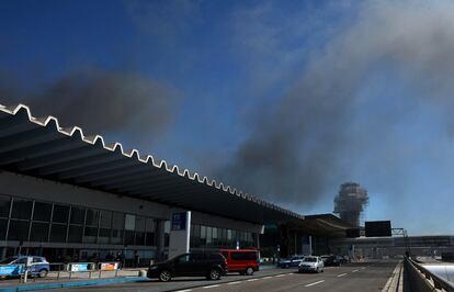 El incendio en el aeropuerto Fiumicino aún pudo apreciarse desde las inmediaciones del recinto en la mañana de este jueves. En la imagen, columnas de humo se elevan en el cielo de Roma.