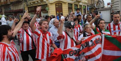 Aficionados del Athletic en las calles de Bucarest.