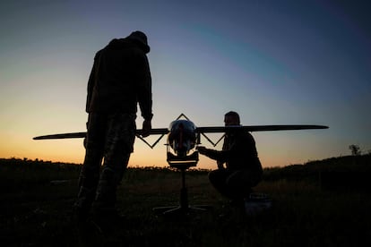 Soldados ucranios se preparan para lanzar un dron en el frente de Pokrovsk, el miércoles pasado.