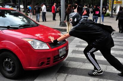 El justiciero pide a un conductor que su coche no pise un paso de cebra.