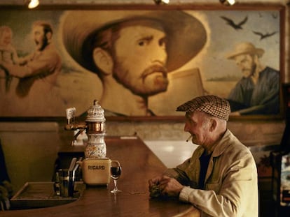 Mural a partir do filme ‘Sede de viver’, de Vincent Minelli, em um bar de Auvers-sur-Oise (França).