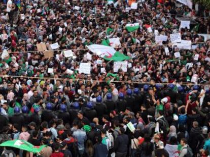 El presidente de Argelia cede en parte ante la presión de la calle, pero pretende mantenerse en el poder varios meses hasta que sea elegido su sucesor