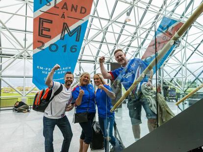 Seguidores de Islandia se preparan para viajar a Francia desde el aeropuerto de Keflavik.