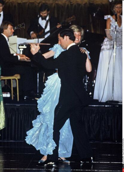 Diana brilhou nos eventos por sua naturalidade, seu desejo de quebrar o protocolo britânico estrito e sua expressividade. Na foto, ela dança com o marido em uma festa de gala em Sydney em 28 de março de 1983.