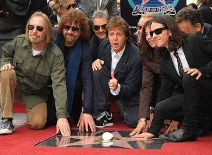 McCartney, en el centro, rodeado de Tom Petty, Jeff Lynne, Olivia Harrison y Dani Harrison.