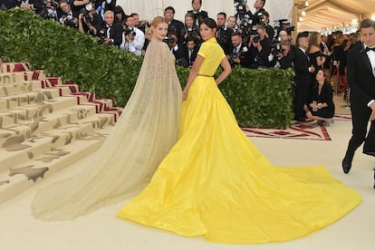 Rosie Huntington, que adaptó su vestido a la temática con una aureola en la cabeza, y Lily Aldridge. Ambas llevan diseños de Ralph Lauren.