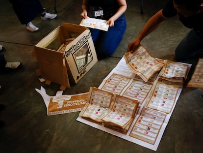 Trabadores electorales cuentan votos durante las elecciones de junio de 2021 en México.