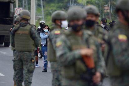 El Gobierno desplegó policías y militares en los centros de rehabilitación tomados en Ecuador, este martes.