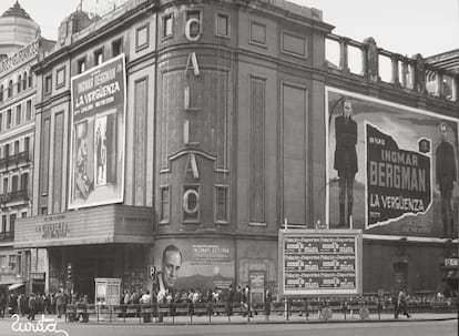 Vista del cartel de la película 'La vergüenza' (1968) de Ingmar Bergman en los cines Callao de Madrid.