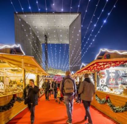 Mercado navideño en La Defense, en París.
