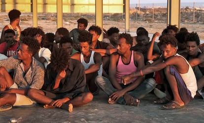 Un grupo de personas rescatadas del naufragio del 25 de julio, a 100 kilómetros al este de Trípoli.