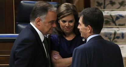 Pleno del Congreso de los Diputados. José Enrique Serrano (d), ponente socialista en el pleno de la Ley de Transparencia, conversa con la vicepresidenta del Gobierno, Soraya Sáenz de Santamaría (c) y el diputado popular Esteban González Pons.