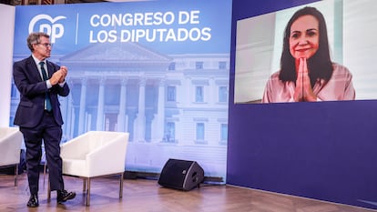 El líder del PP, Alberto Núñez Feijóo, en un acto con la líder de la oposición venezolana Maria Corina Machado.